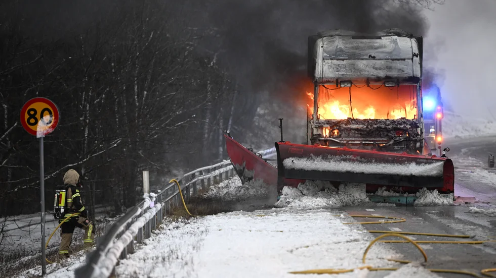 En plogbil fattade eld under fredagsmorgonen i Skåne. Föraren är oskadd.