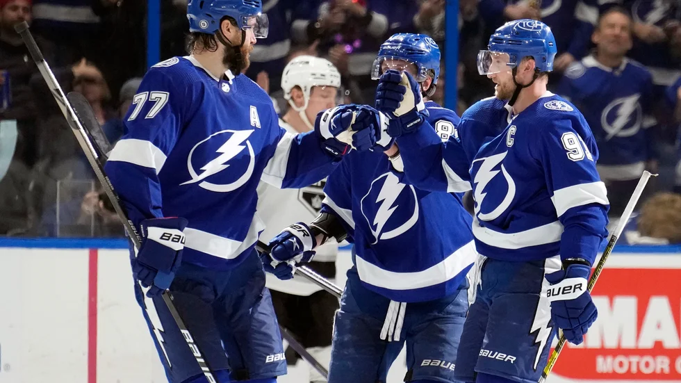 Victor Hedman (nummer 77) firar sitt mål mot Los Angeles i Tampas tolfte hemmavinst i rad.