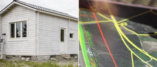 Tvingas flytta två hus innan sista juni • Ligger för nära tomtgränsen 