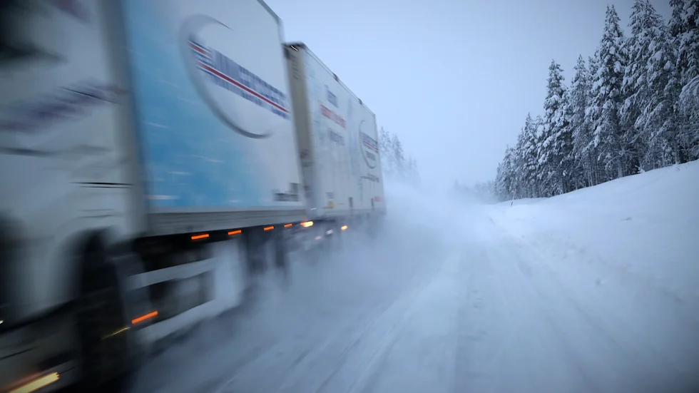 Måste vi verkligen ut och köra i snöstorm, undrar skribenten.