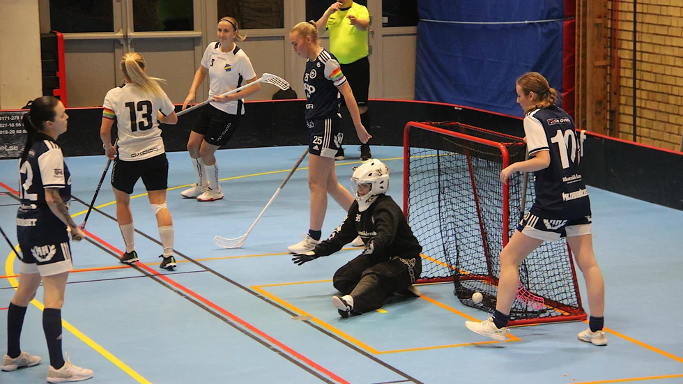 EIBK:s Louise Andersson serverar Ida Nyholm till 2-0-målet.