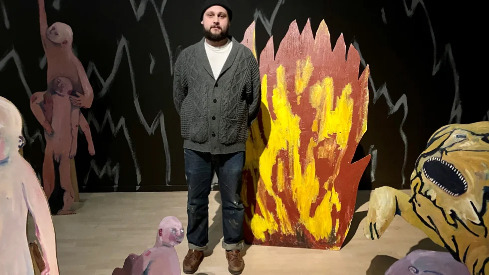 Jesper Thour visar installationen "Vi lärde elden brinna" i Katrineholms konsthall.
