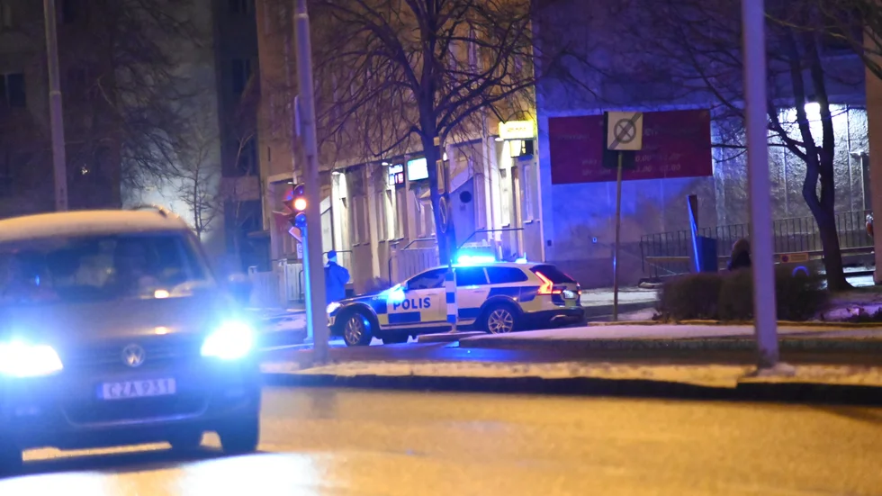 Polisen genomförde under onsdagskvällen en stor insats i Majelden och Vimanshäll efter att en man blivit skjuten i området. 