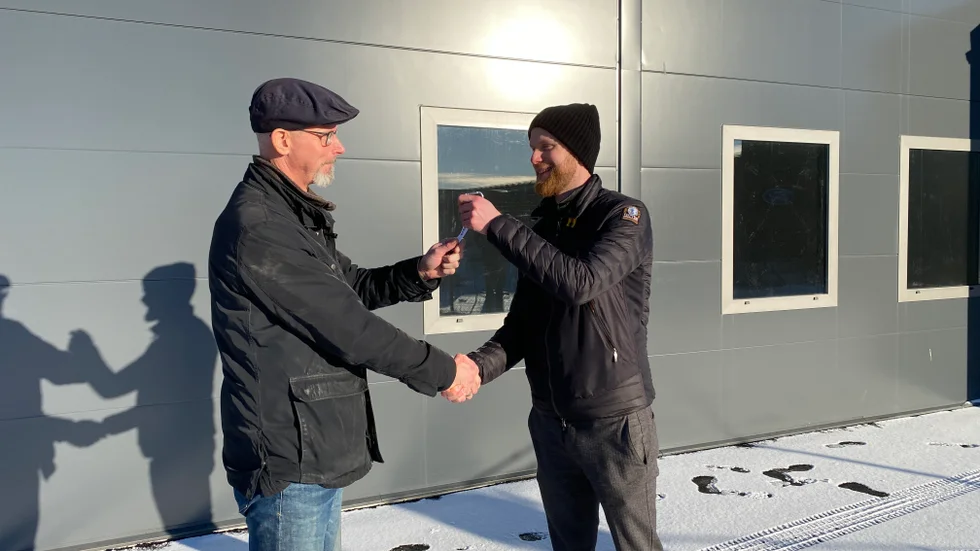 Nycklarna till industriradhusen i Hagalund överlämnades till köparna på onsdagen. Magnus Ahde, t.v, var en av 28 köpare som nu fått tillträde till sina lokaler. Till höger Tim Larsson på företaget Egenlokal.