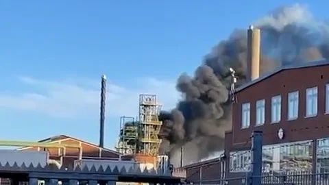 En brand utbröt under förmiddagen på raffinaderiet Nynas i Nynäshamn.
