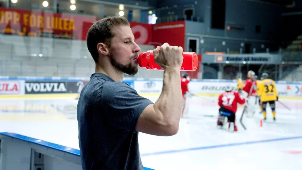 Chris Abbott har missat fem matcher på grund av en ryggskada. Nu ska han magnetkameraundersökas.
