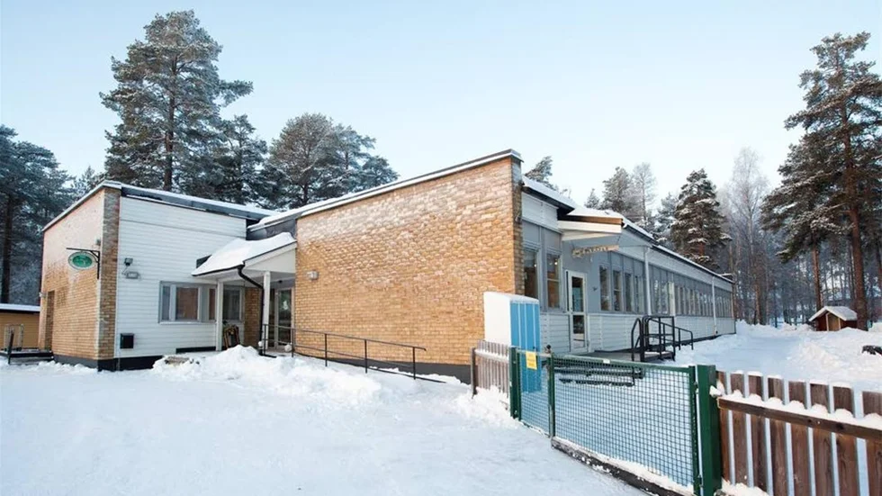 Luleås skolor och förskolor får fortsätta att vänta på nya möbler. Nu ska upphandlingen prövas av förvaltningsrätten än en gång.