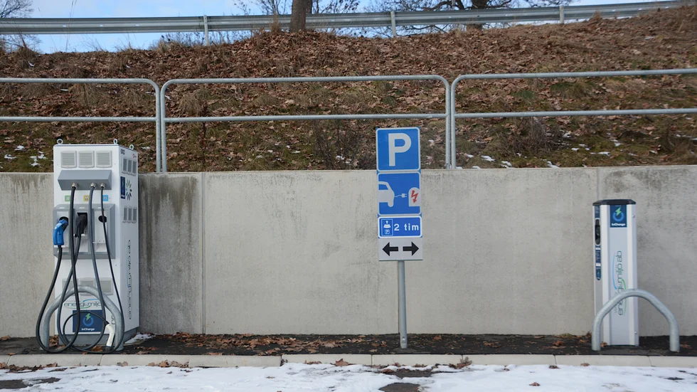 Max två timmar för att ladda bilen på laddplatserna i Vimmerby. "Det räcker inte för att hinna ladda bilen", säger Elsie Axelsson, en av elbils-ägarna i Vimmerby som är kritisk till parkeringsreglerna vid laddplatserna.
