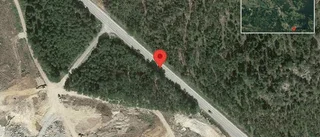 Personbil stillastående på väg 990