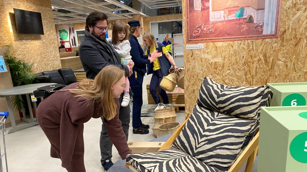 Fåtöljen "Idre", skapad av Gillis Lundgren (han står även bakom Billyhyllan) var populärast. Maria Andersson hade turen att få ta hem den och fick hjälp av familjen, Anthoni Turunen och Sally Turunen, 3.