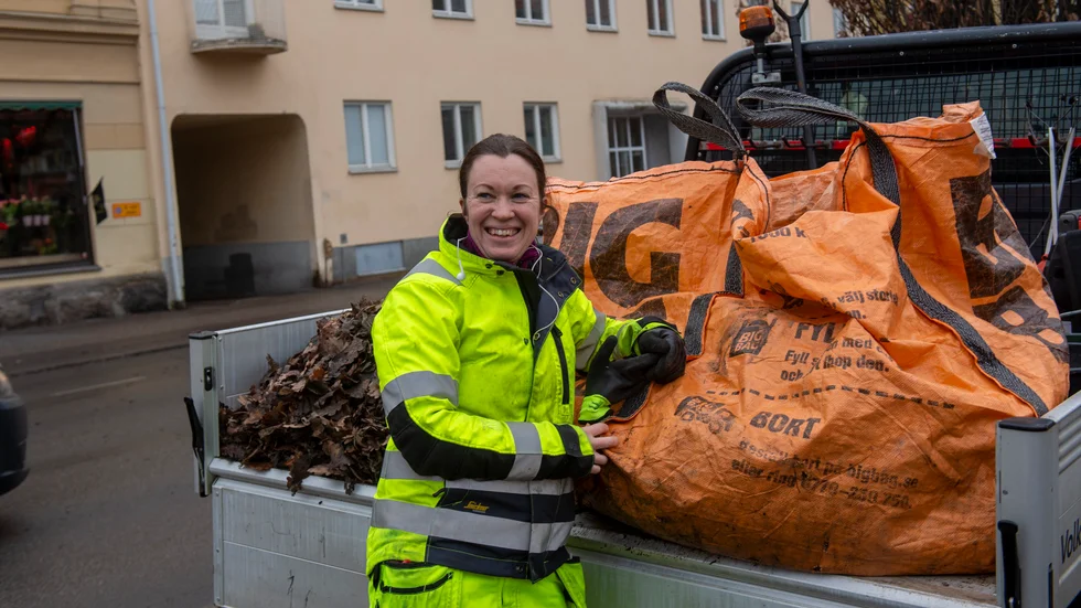 Carolin Forslin jobbar på parkavdelningen och sopar upp löv
vid Gripsholmsparken. ”Vi gör det fint åt Kungen och till våra invånare här i Nyköping”, säger hon.