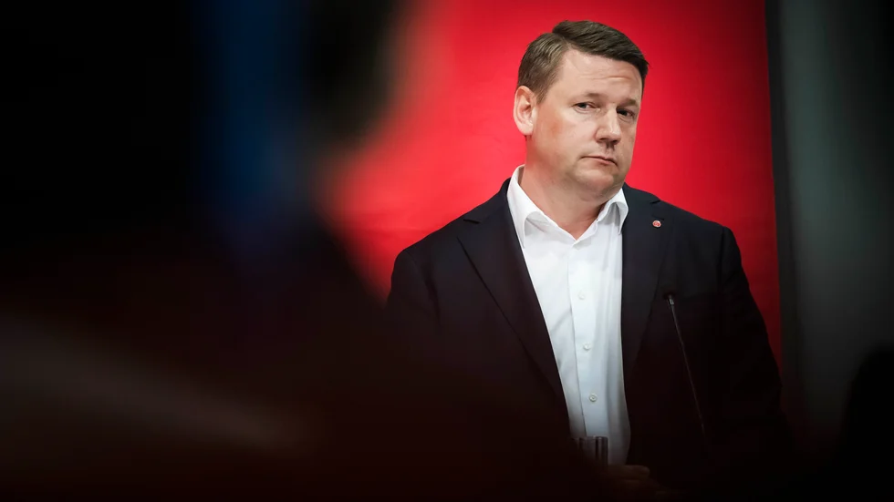 Partisekreteraren Tobias Baudin (S) och den centrala S-ledningen verkar ha vetat mer om konflikten i Botkyrka än vad som sades utåt. 