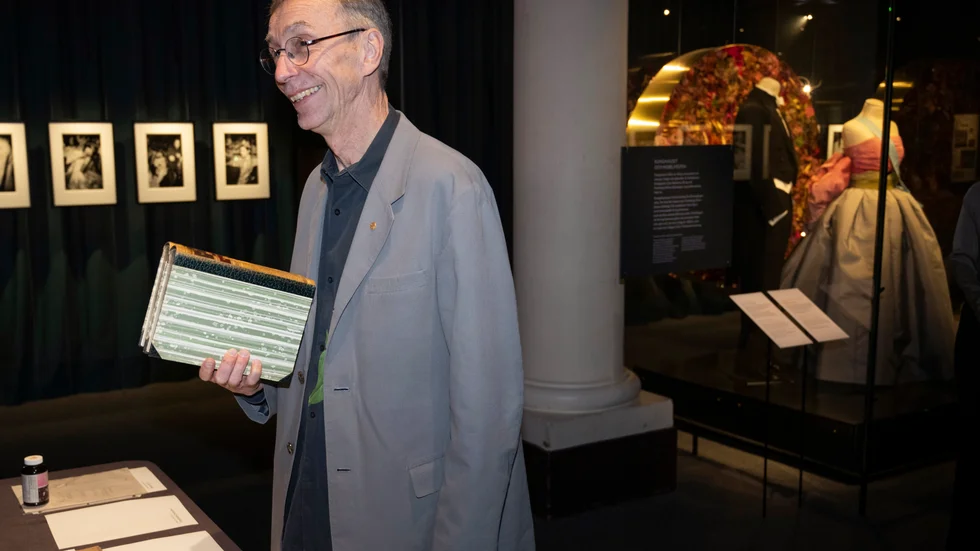 Nobelpristagaren i fysiologi eller medicin Svante Pääbo överlämnar två uppslagsverk i naturvetenskap till Nobelprismuseet i december. Arkivbild.