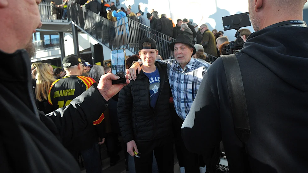 David "Tiger" Williams låter sig fotograferas med en supporter inför hyllningen av Börje Salming.