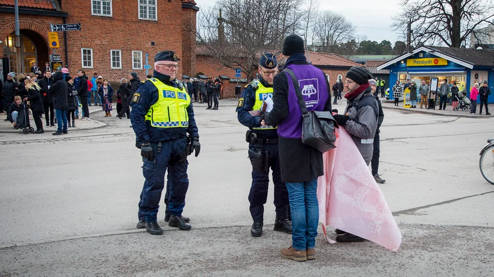 Polisen avkrävde medlemmarna i Republikanska föreningen legitimation och krävde att de flyttade sig längre bort från stationen. 