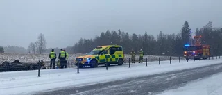 Personbil voltade på riksväg 55/56 – föraren till sjukhus