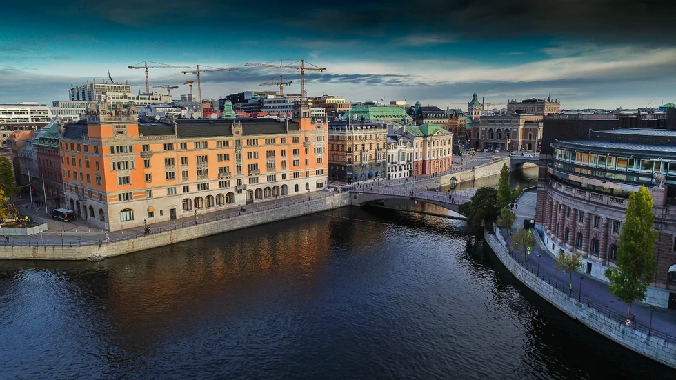 Stockholmspolisen ska höja säkerheten vid "symboliskt viktiga byggnader". Flygbild över regeringskansliet, Rosenbad och Sagerska palatset, med Riksbron och riksdagshuset till höger. Arkivbild.