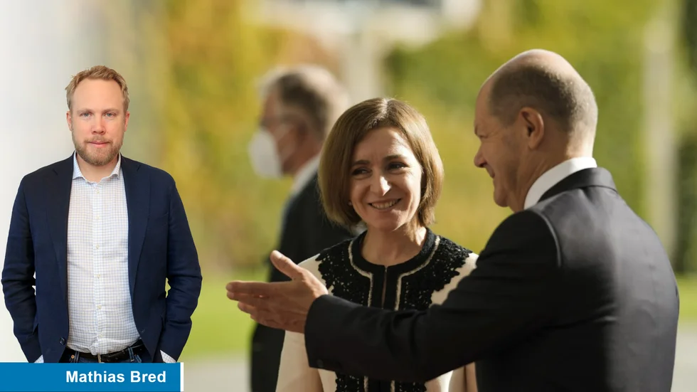 Moldaviens president Maia Sandu står rakryggad mot Rysslands aggressivitet. Här tillsammans med Tysklands förbundskansler Olaf Scholz.