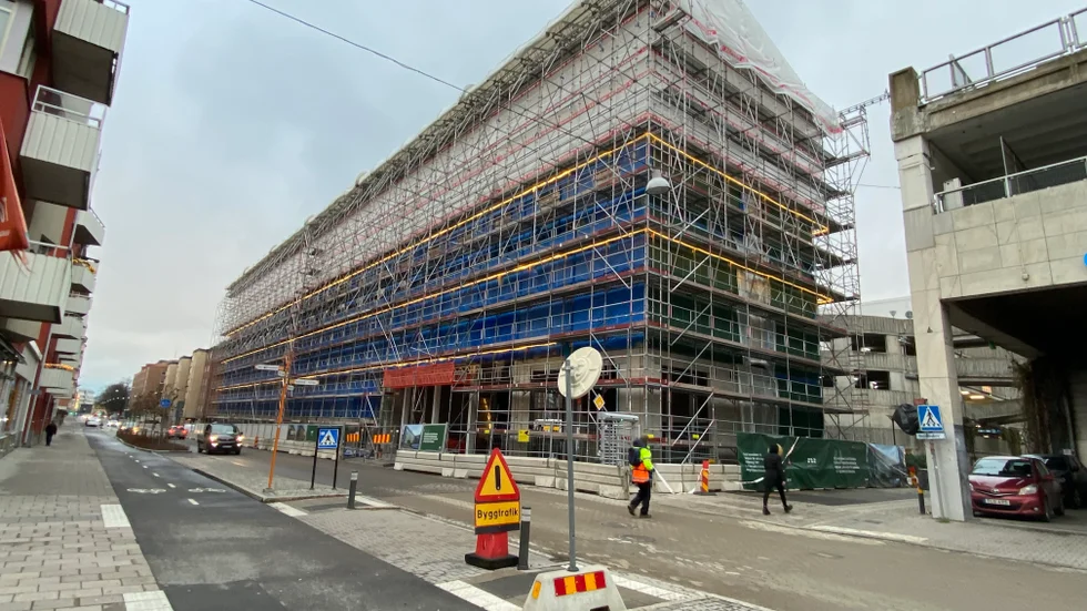 Studentbostäderna som uppförs vid Repslagaregatan byggs i moduler. Några moduler har vattenskadats. Fuktskadorna åtgärdas nu. 