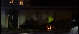 Brand i garagelänga på Anderstorp – polisen anmäler brott