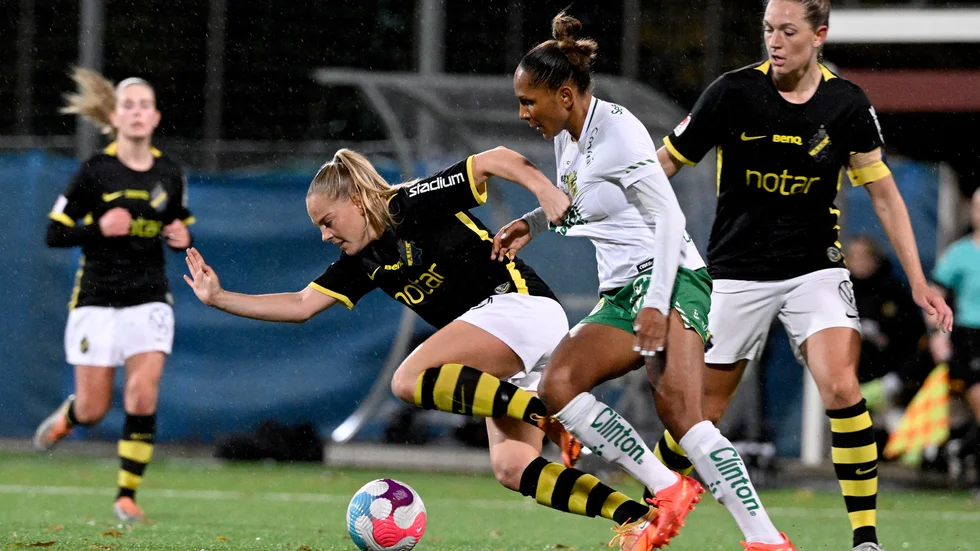 Madelen Janogy stannar i den grönvita Hammarby-tröjan. Arkivbild.