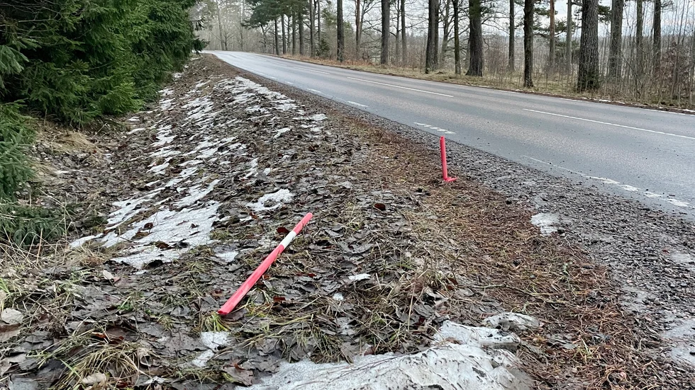 Insändarskribenten är arg för att någon eller några kört sönder snökäppar på Forsavägen. Bilden är tagen på en annan plats och i ett annat sammanhang.