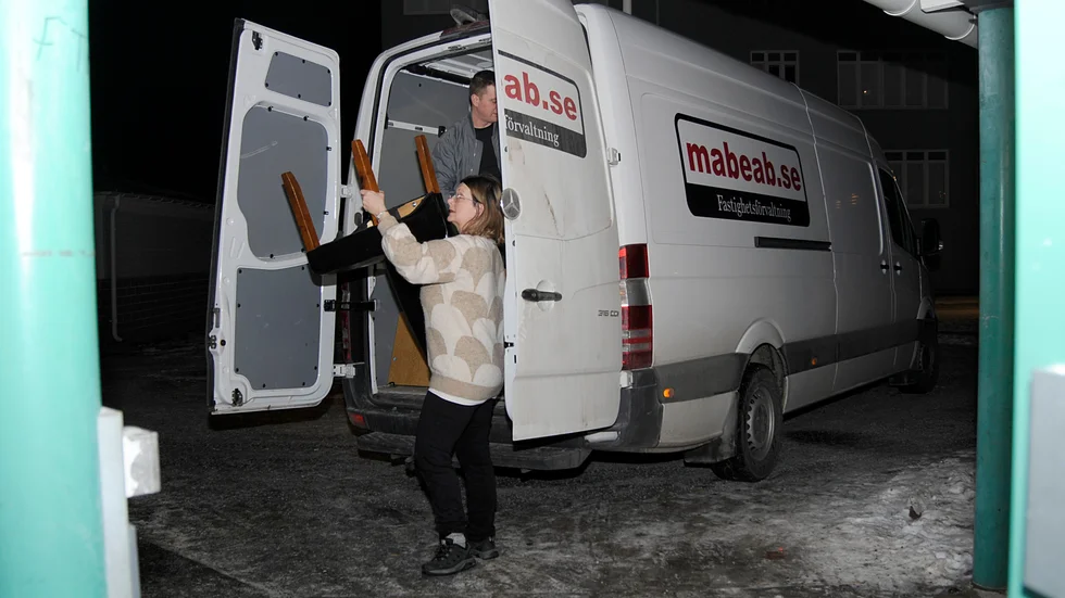 På måndagskvällen anlände 70 stolar och åtta stora matbord till migrationsboendet. Lotta Karlström tog emot.
