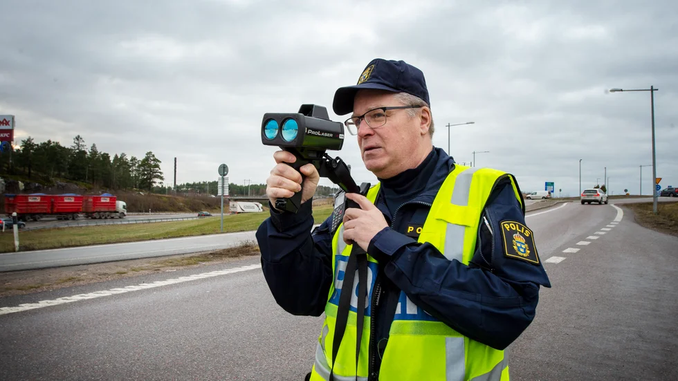 Nyköpingspolisen är nu ute på vägarna och utför hastighetskontroller av jultrafiken. Här är Per Lange som med hjälp av en laser kan mäta hur fort bilister kör.