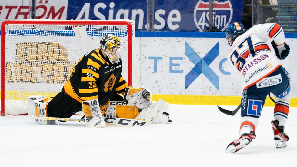 Skellefteå AIK-målvakten Linus Söderström räddade det här skottet från Glenn Gustafsson, och övriga 34 försök från Växjö när AIK vann med 3–0 på annandagen.