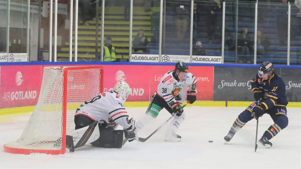Visby Romas Simon Hansson framme och oroar i matchen mot HC Dalen.