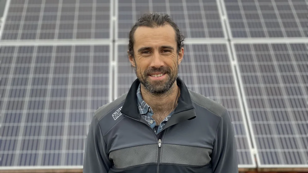 Nu kan alla som har egna hembatterier tjäna pengar på att bidra till ett stabilare elnät. För att ge alla hushåll i Sörmland samma möjligheter bör skatteavdraget för investeringar i batterilager breddas och inte kräva att man också har solceller på taket, skriver Dan-Eric Archer, vd för energitjänsteföretaget CheckWatt.
