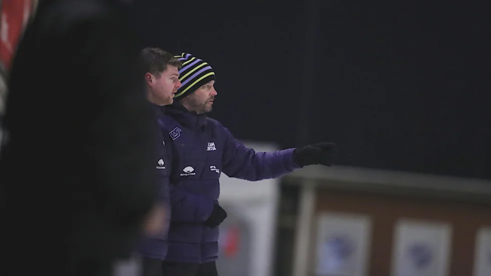 Mattias Sjöholm och Simon Hansson jobbar tillsammans. Sjöholm som assisterande och nu var han tillbaka igen nere vid isen. Men förlust mot Bollnäs.