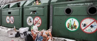 Sopor slängs på marken när containrar inte töms