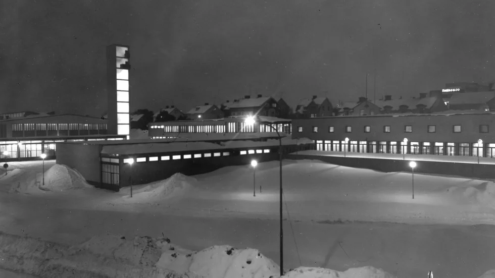 Brandstationen med dess upplysta slangtorn. Bilden är tagen i februari år 1966. 