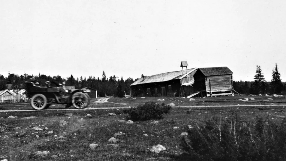 Amerikanen Charles Glidden med fru och chaufför blir historisk då de passerar Råneå den 21 juli 1903 med den första automobilen på norrbottnisk mark.