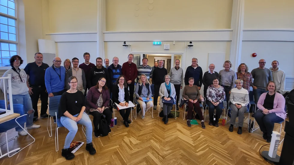 STAL-kören och Söderköpings storband innan repetitionen inför den kommande julkonserten i Finspång.