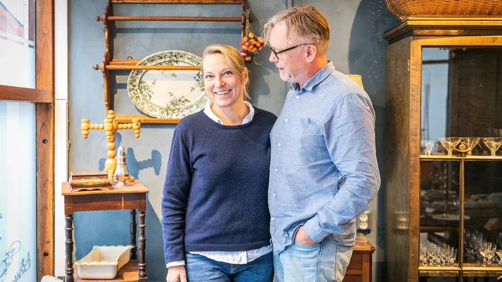 Den tidigare väldigt kontorsaktiga banklokalen på Adelsgatan rymmer nu antikviteter och har målats i sköna färger av Monica Johansson och Anders Pettersson.