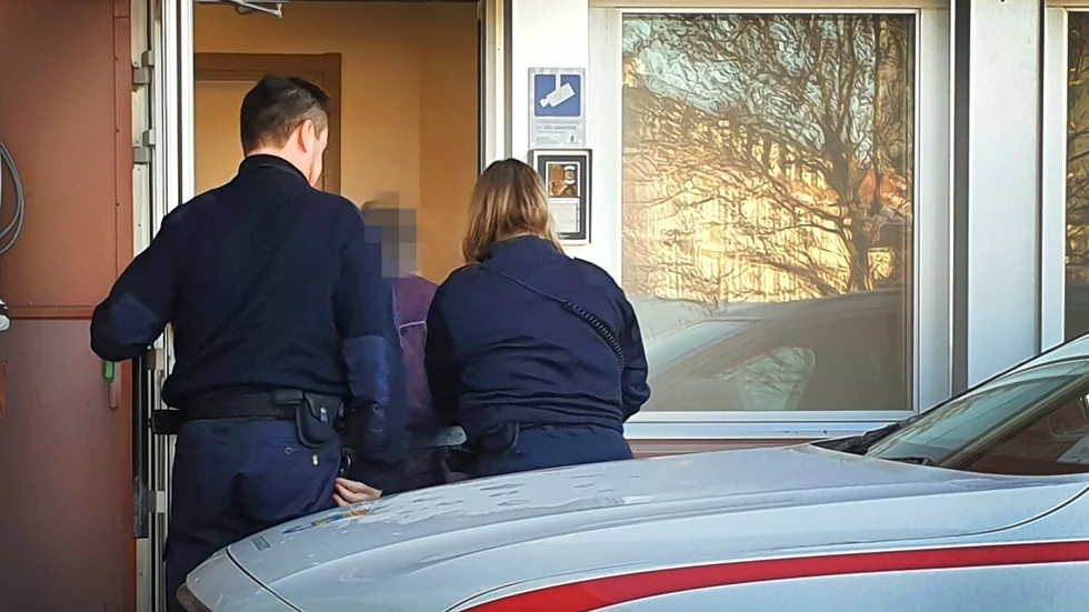 "Extramormor" förs till rättscentrum i Gällivare av kriminalvårdens personal.