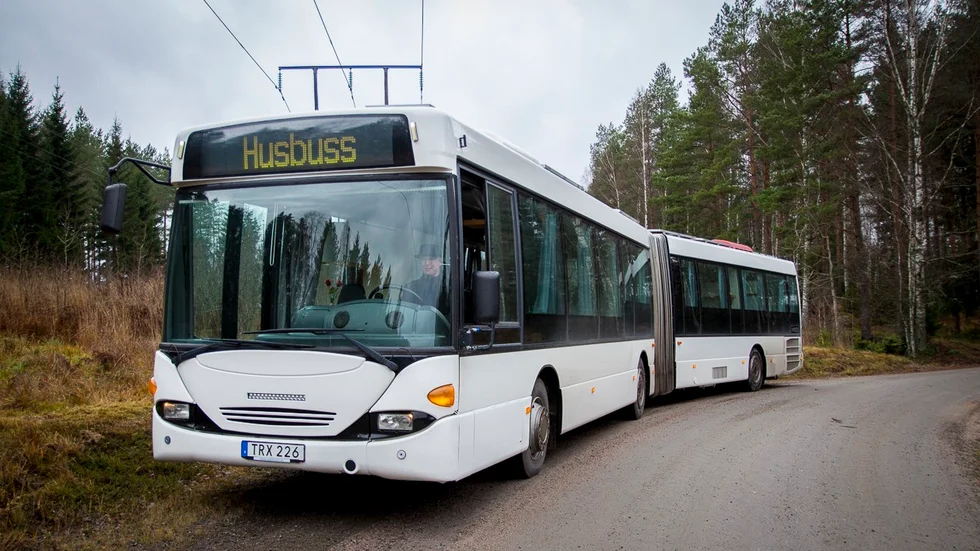 Den programmerbara skylten som följde med bussen går inte på el när den väl är inställd, och annonserar nu konstant att det är en "husbuss" som kör runt. 