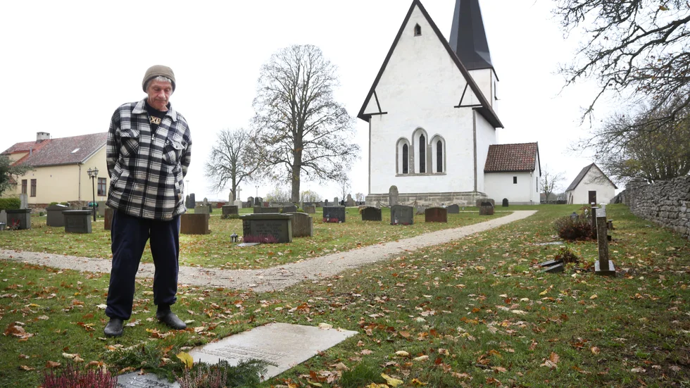Stig Larsson på Lummelunda kyrkogård vid den minnessten som Sven Sjögrens släktingar låtit göra. 
