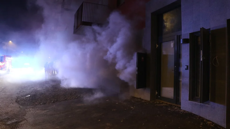 Stora mängder rök bolmar ut ur byggnaden.
