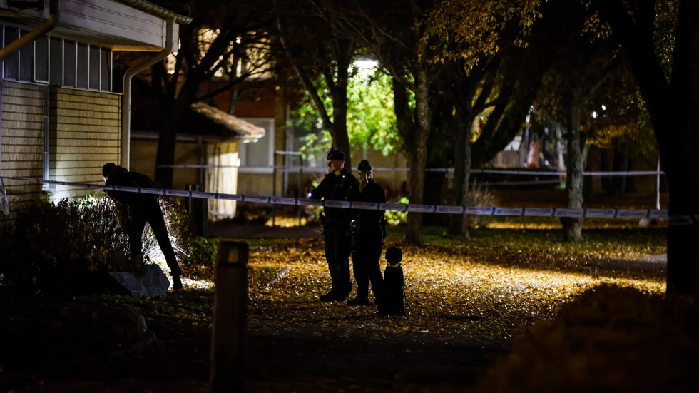 Polis på plats i stadsdelen Bäckby i Västerås där en ung man sköts på tisdagskvällen.