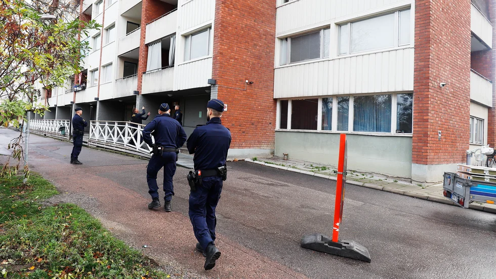 På onsdagsförmiddagen var polisens tekniker på plats i Årby för att söka efter spår av den misstänkta skottlossningen.