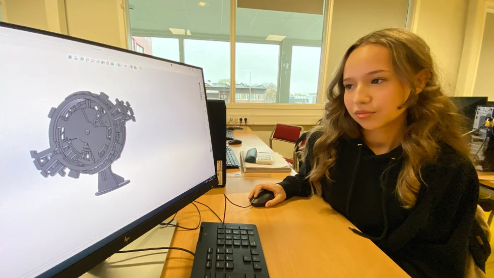 Angelica Husu Ramirez berättar att prydnadskalendern först görs i CAD. "Sedan lasrar vi ut den", säger hon. 