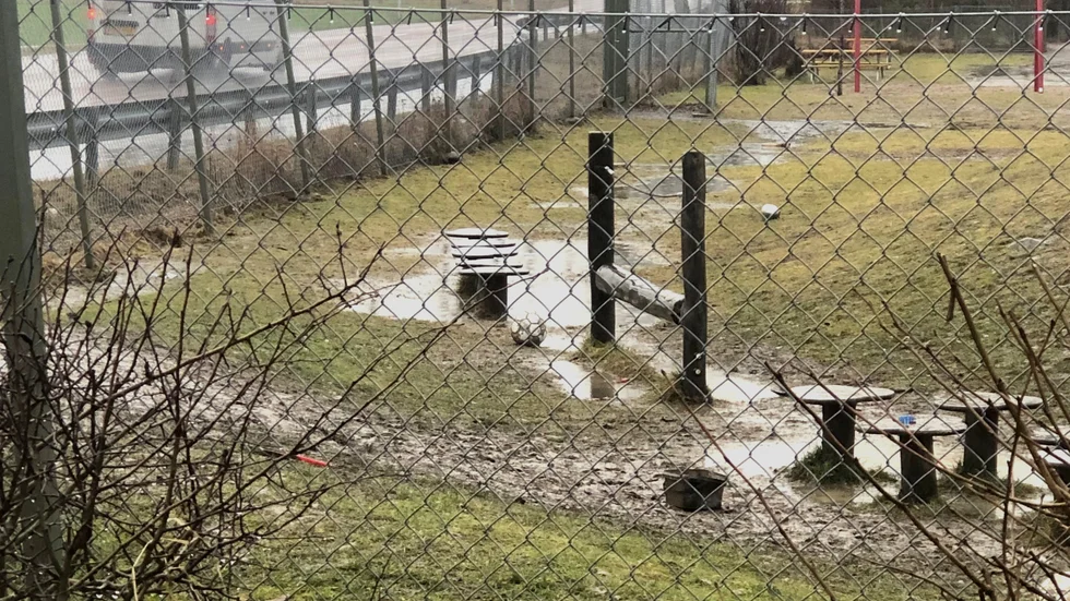 Barnen på Gillberga skola har fått en ny hinderbana – som badar i lera och ligger precis intill vägen.