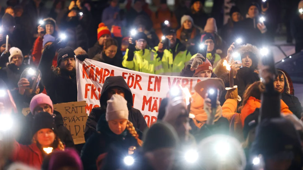 "Tintins liv gick inte att rädda. Vi som står utanför kan bara stirra ner i marken och be om förlåtelse för att vi inte täppt igen de hål som gjort detta möjligt. För det skulle inte ske. Det fick inte hända. Ändå gjorde det", skriver Emilia Granqvist, Centerkvinnorna Norrbotten.. 