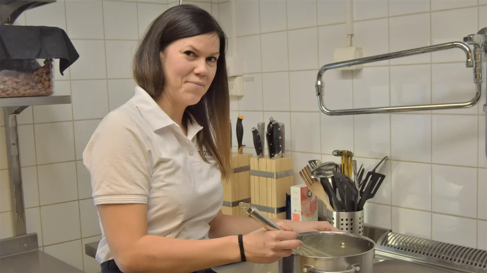 Erika är utbildad kock och lagar all mat i restaurangen.