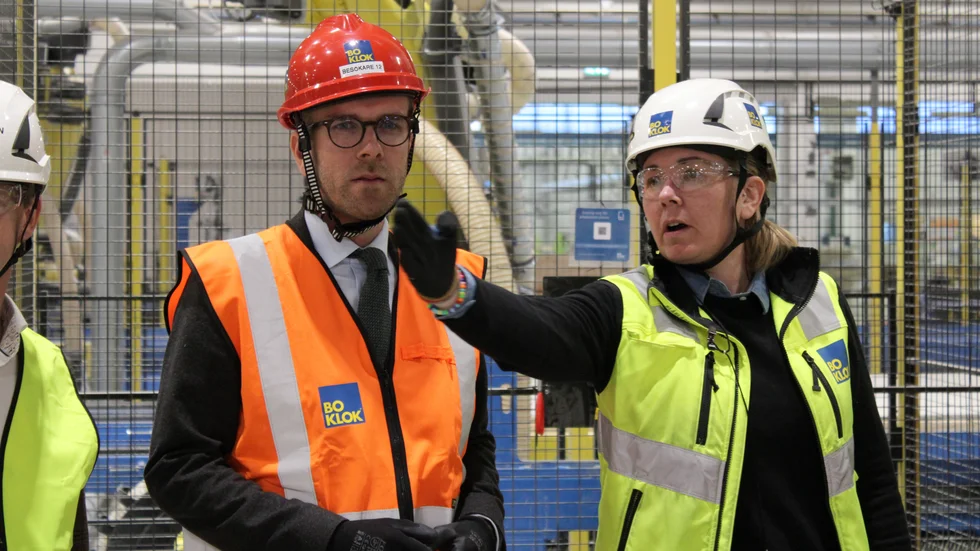 Produktionschefen Magdalena Andersson berättade för Infrastruktur- och bostadsminister Andreas Carlson (KD) hur delar av produktionen går till. "Det är spännande att se resultatet av den investering som gjorts", säger Andreas Carlson.