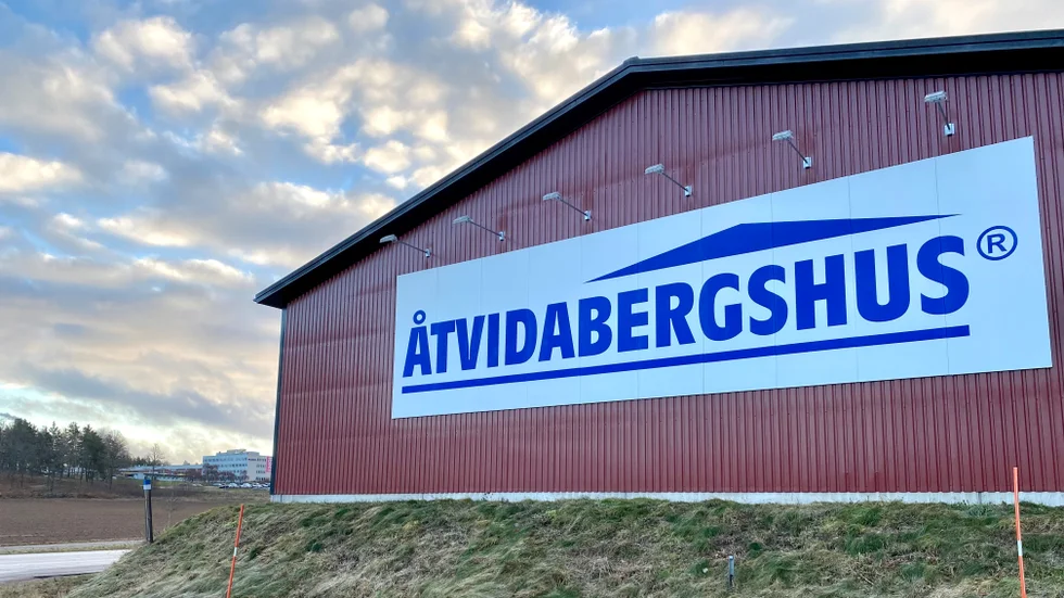 I januari i år larmade branschorganisationen Trä- och möbelföretagen om 2023 som "nattsvart” för branschen. Medan andra småhustillverkare la storvarsel höll Åtvidabergshus ut. Det gick till mars, då företaget varslade 25 anställda om uppsägning. Nu kommer ett lika stort varsel. 
