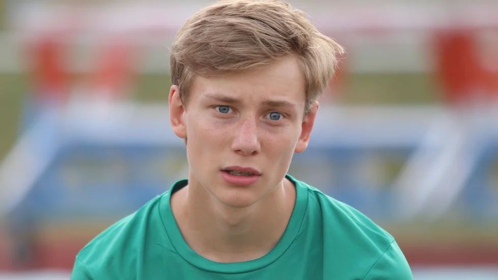 Målvakten Anton Halvarsson har varit lite krasslig, men KSK-tränaren Patrik "Parre" Karlsson hoppas att han spela i omstarten.